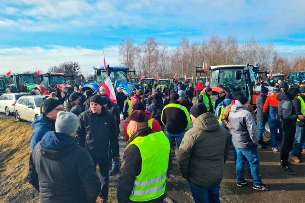 «Обманутая деревня». Почему польские фермеры блокируют границу с Украиной 